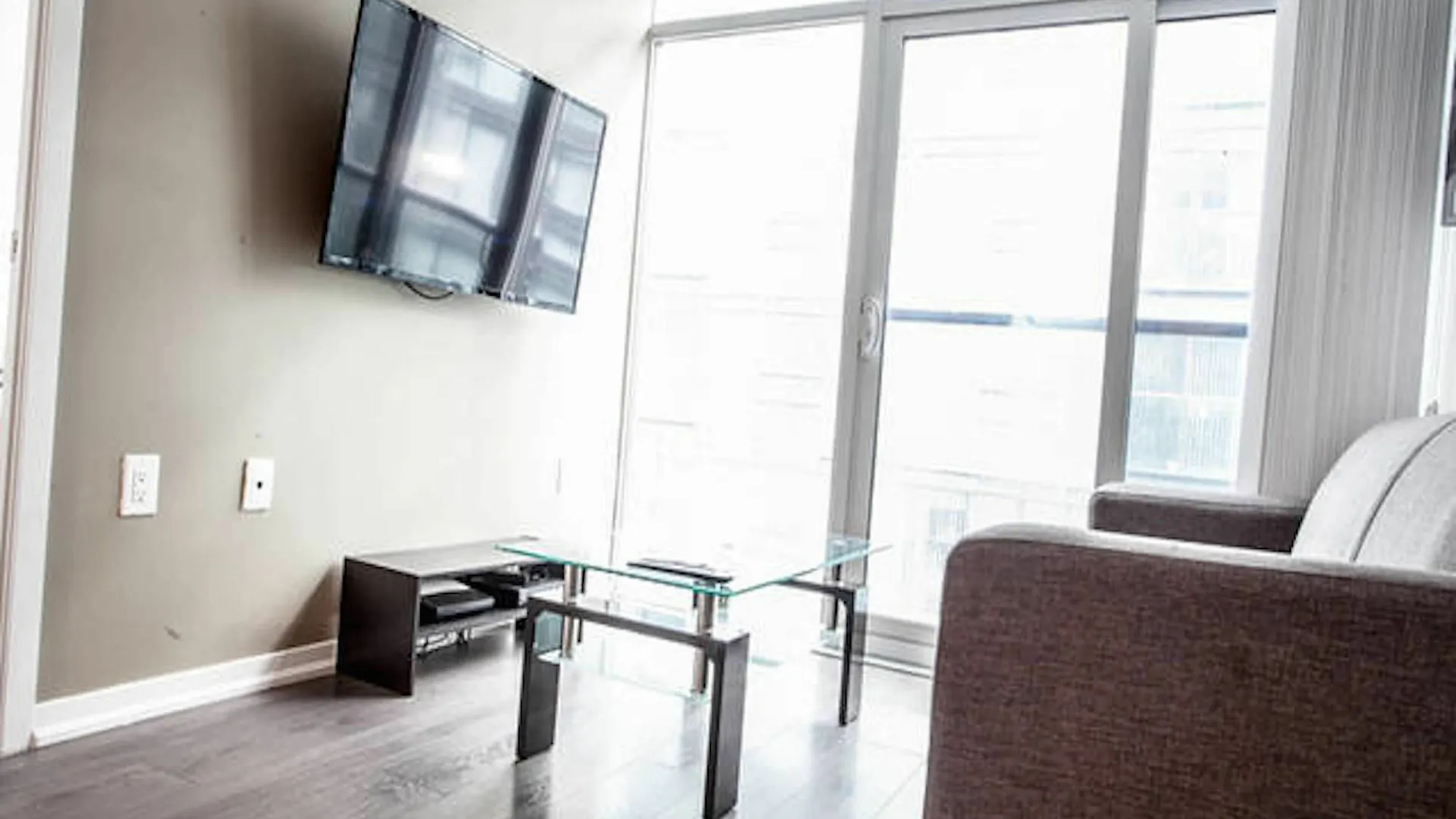Pinnacle Suites - Two Bed And Bath Condo Toronto